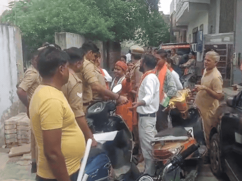 UGC बिल का करने से रोकते पुलिसकर्मी।