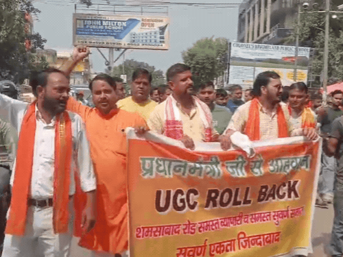 UGC बिल के विरोध में राजपुर चुंगी में पैदल मार्च करते लोग।