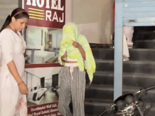 हिसार के एक होटल में देर रात छापामारी के दौरान कई लड़कियां पकड़ गईं। - Dainik Bhaskar
