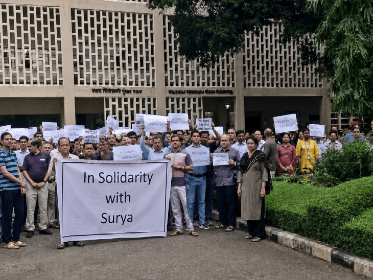 IIT बॉम्बे में प्रोफेसर दूल्ला के समर्थन में सोमवार को फैकल्टी मेंबर्स ने मार्च निकाला।