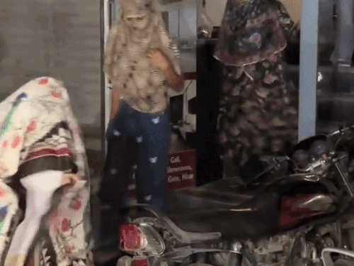 होटल राज से युवतियों को लेकर बाहर आती पुलिस की टीम।