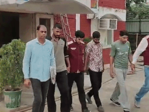 फरीदाबाद में गाड़ी फूंककर फायरिंग करने वाले 3 बदमाश गिरफ्तार। - Dainik Bhaskar