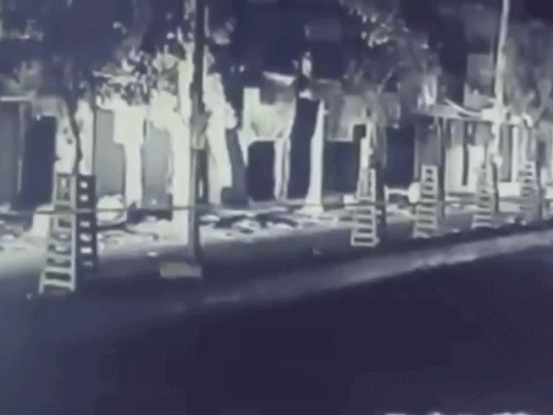 ड्राइवर गाड़ी समेत फरार, खंभा टूटा; दुकानदार बोला- नशे में था कार सवार|फरीदाबाद,Faridabad - Dainik Bhaskar