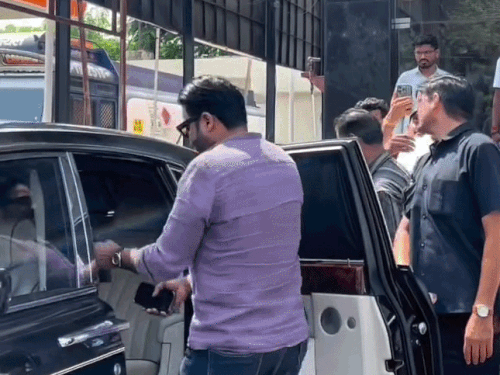 टोंक की देवली नगरपालिका में चेयरमैन के लिए वोट डालने रॉल्स रॉयस कार से जाते निर्दलीय पार्षद मुकेश कुमार।