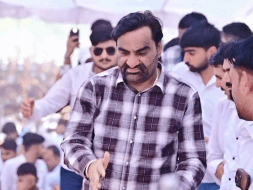 नागौर के खरनाल में तेजाजी के मेले के दौरान सांसद हनुमान बेनीवाल ने तेजाजी मंदिर के विकास कार्य के लिए 1 करोड़ रुपए से भरा बैग समिति सदस्यों को सौंपा।