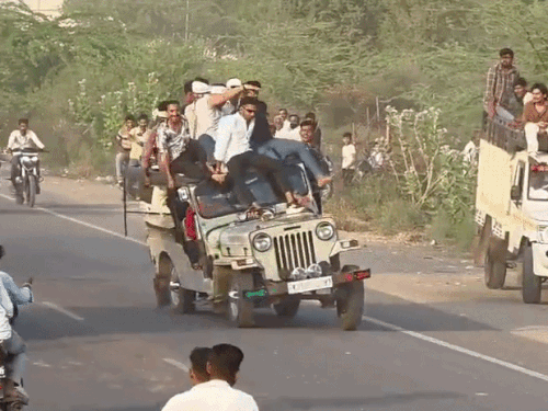 नागौर के खरनाल में तेजाजी मेले के दौरान स्टंटबाजी। लोगों को संबोधित करते SHO सुरेश कुमार और स्टंटबाजों पर कार्रवाई करती पुलिस।