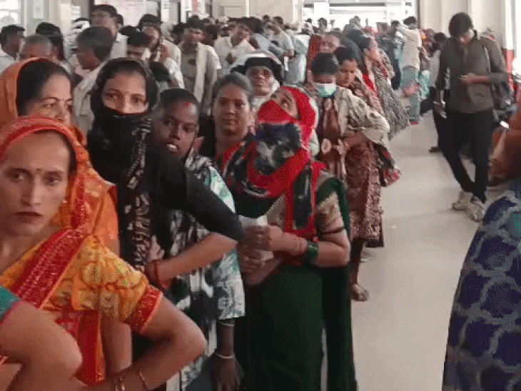 पर्चे के लिए लाइन में लगी महिलाएं