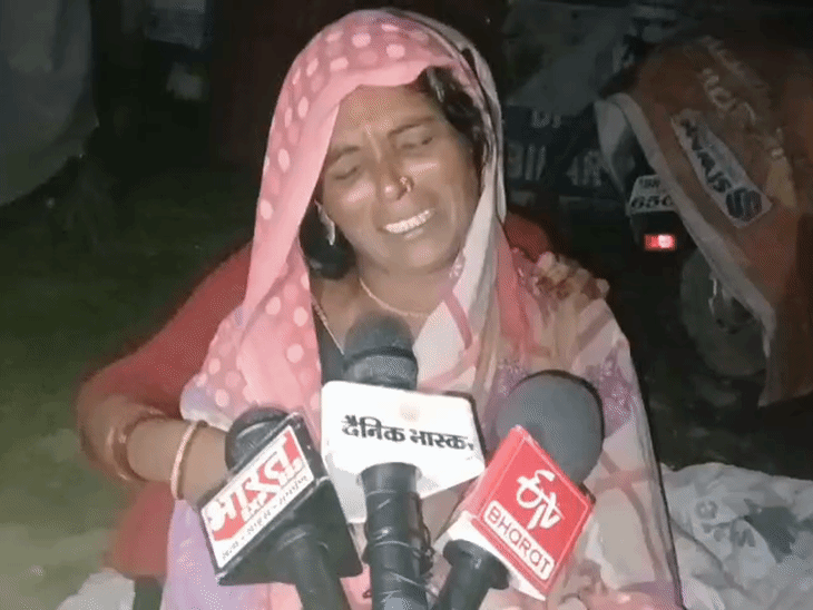 बेटी की मौत से दुखी मां का रो-रोकर बुरा हाल।