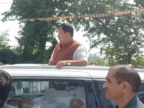 सहारनपुर पहुंचने पर भाजपा के राष्ट्रीय अध्यक्ष ने हाथ जोड़कर स्वागत करने पहुंचे कार्यकर्ताओं का अभिवादन किया।