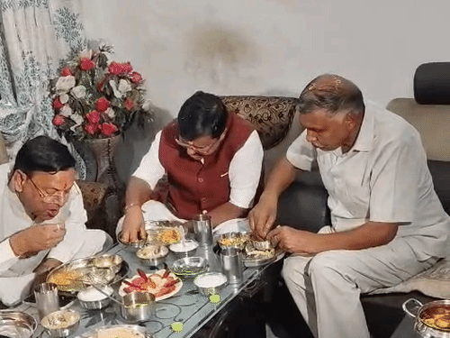 नितिन नवीन और पंकज चौधरी ने दलित कार्यकर्ता अजब सिंह के घर पहुंचकर भोजन किया।