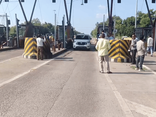 मंगलवार को टोल प्लाजा पर STF ने गहन जांच की।