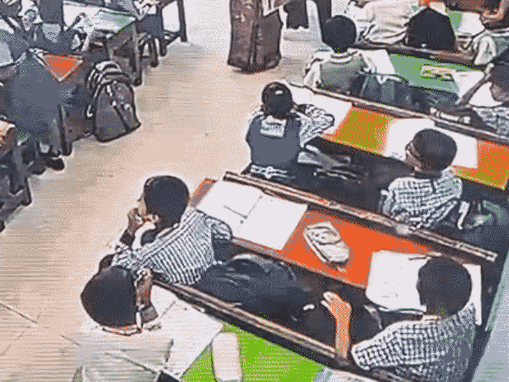 सीन3- कुछ सेकेंड बाद ही बच्ची बैठे-बैठे की अपनी सीट से नीचे गिर जाती है।