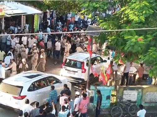 कार के शीशे टूटे, BJP-कांग्रेस कार्यकर्ताओं में झड़प, बघेल बोले- अंग्रेजों से डरेंगे नहीं|रायपुर,Raipur - Dainik Bhaskar