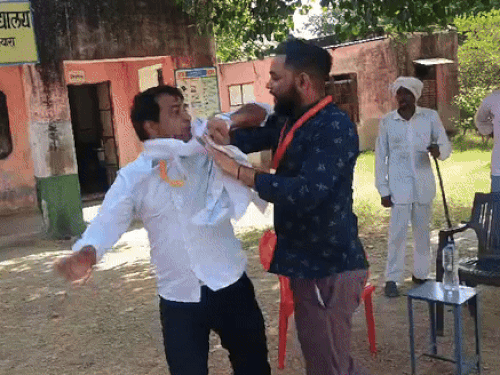 तस्वीर 13 नवंबर 2024 की है। जब टोंक के समरावता गांव में निर्दलीय प्रत्याशी नरेश मीणा ने एसडीएम अमित चौधरी को थप्पड़ मार दिया था।