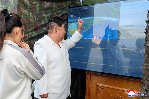 नॉर्थ कोरिया के नेता किम जोंग उन अपनी बेटी के साथ स्क्रीन पर मिसाइल टेस्ट की जानकारी देखते नजर आए।