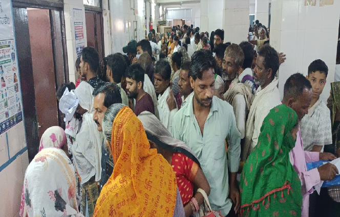 परामर्श के इंतजार में खड़े मरीज और तीमारदार