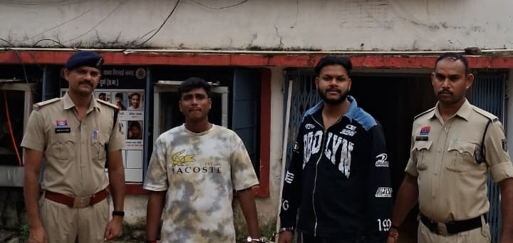 काले कपड़े में प्रखर चंद्राकर, पुलिस ने साथी को भी किया गिरफ्तार।