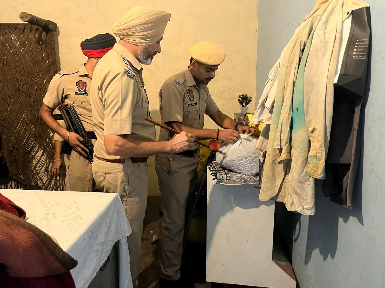 चेकिंग करते हुए पुलिसकर्मी।