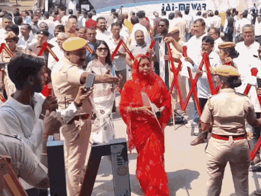संख्याबल में कम होने के बावजूद कांग्रेस ने लक्ष्मी नारायण मेघवाल को मैदान में उतारा है।