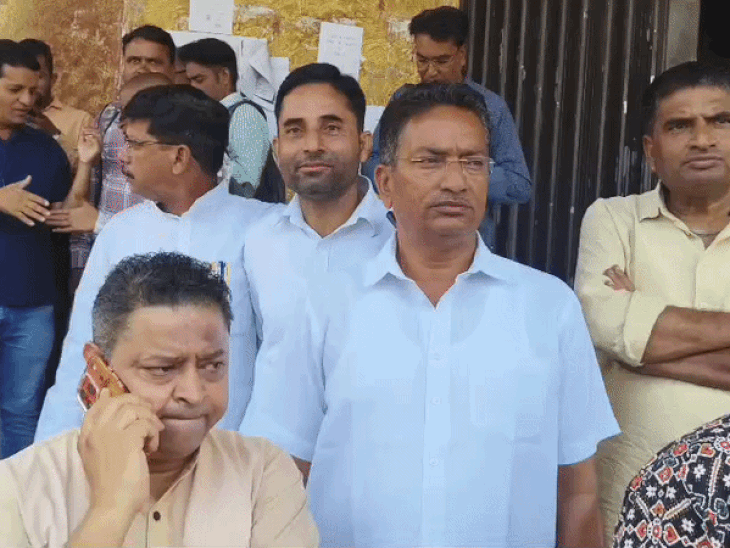 कांग्रेस की ओर से लक्ष्मीनारायण मेघवाल ने नामांकन भरा।
