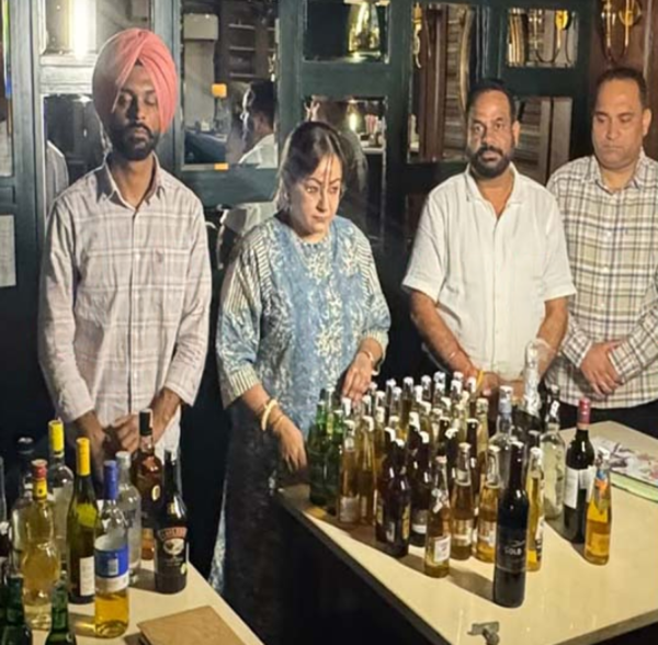 जांच के दौरान बरामद अमान्य होलोग्राम वाली बीयर की बोतलें।
