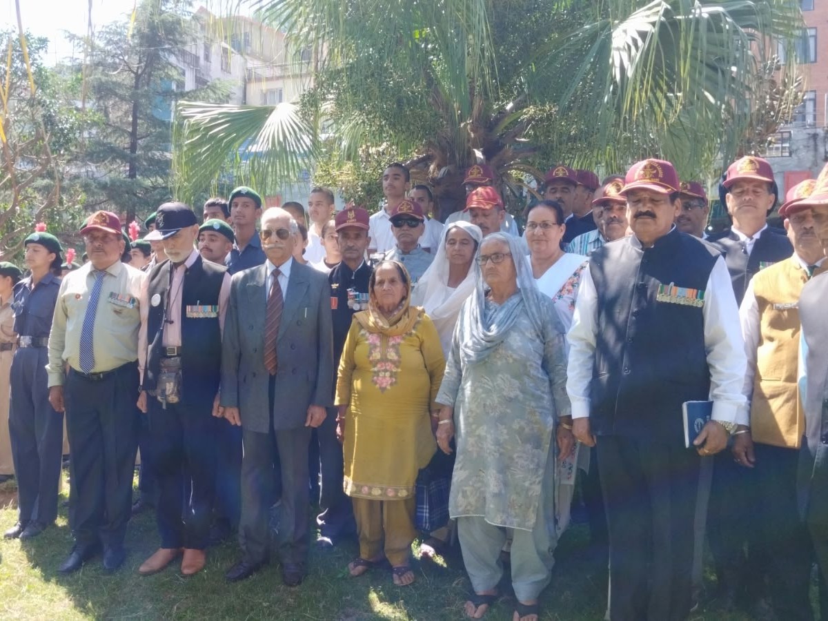 मंडी में शहीदों को मौन रखकर श्रद्धाजंलि देते पूर्व सैनिक लीग के सदस्य।
