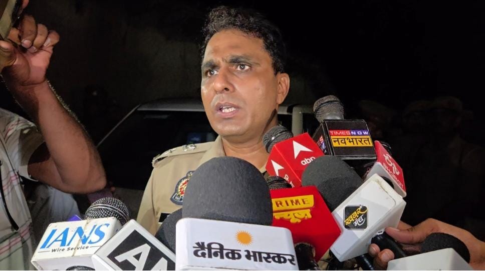 7 घंटे तक समझाने का प्रयास करते रहे जिले के एसएसपी डॉ अनिल कुमार।