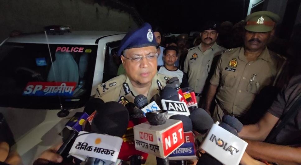 वाराणसी एडीजी बोले फायरिंग के बाद नहीं था कोई ऑप्शन।