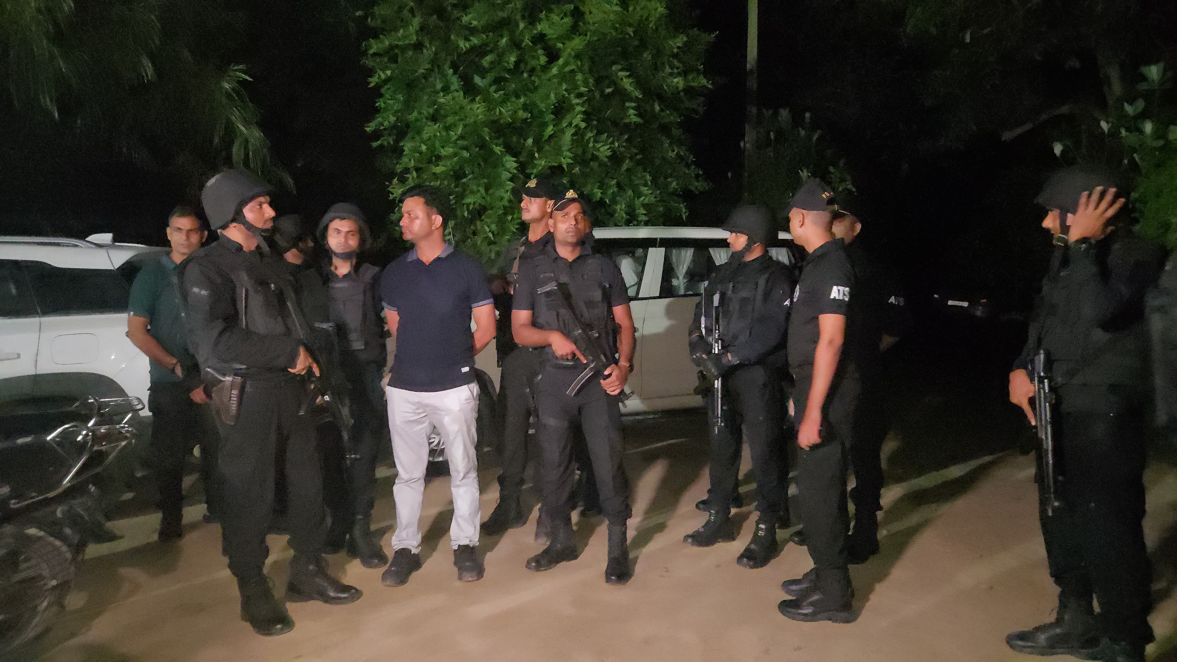 आधी रात को आजमगढ़ पहुंची एटीएस टीम।
