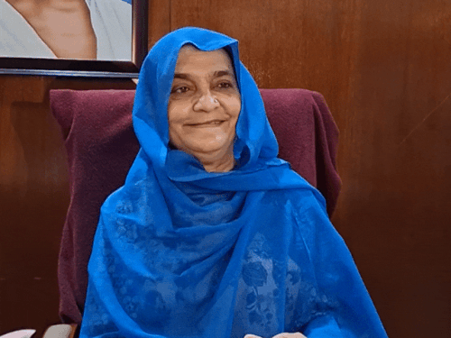 सभापति सीट पर बैठे हुए खतीजा बानो।