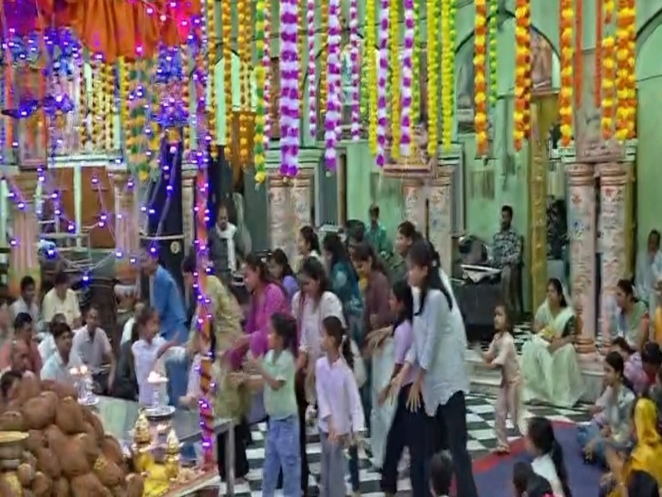 जैन नसिया में धार्मिक गानों पर नाचते हुए बच्चे