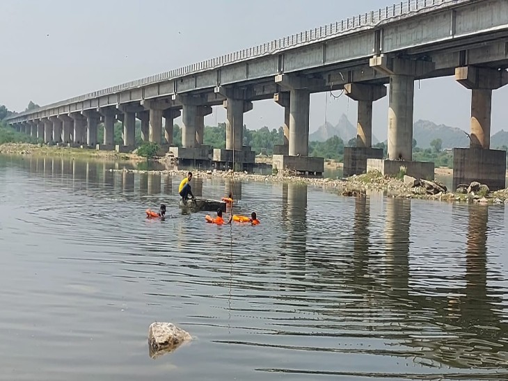 सिविल डिफेंस और SDRF टीम ने तीन घंटे में युवक का शव बनास नदी से बाहर निकाला।
