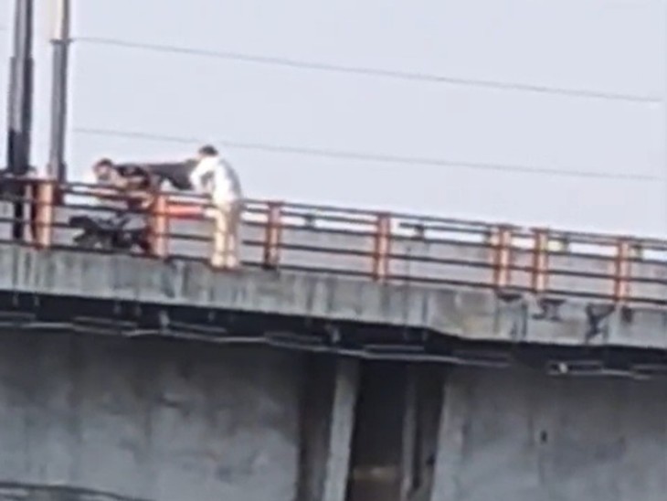 अखिल ने यमुना में करीब 70 फीट ऊंचाई से छलांग लगा दी