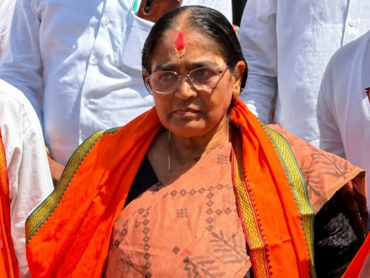 भाजपा उम्मीदवार हसीरानी रथ सीएम शुभेंदु के पीए रहे चंद्रनाथ रथ की मां हैं। चंद्रनाथ की 6 मई को हत्या कर दी गई थी। - Dainik Bhaskar