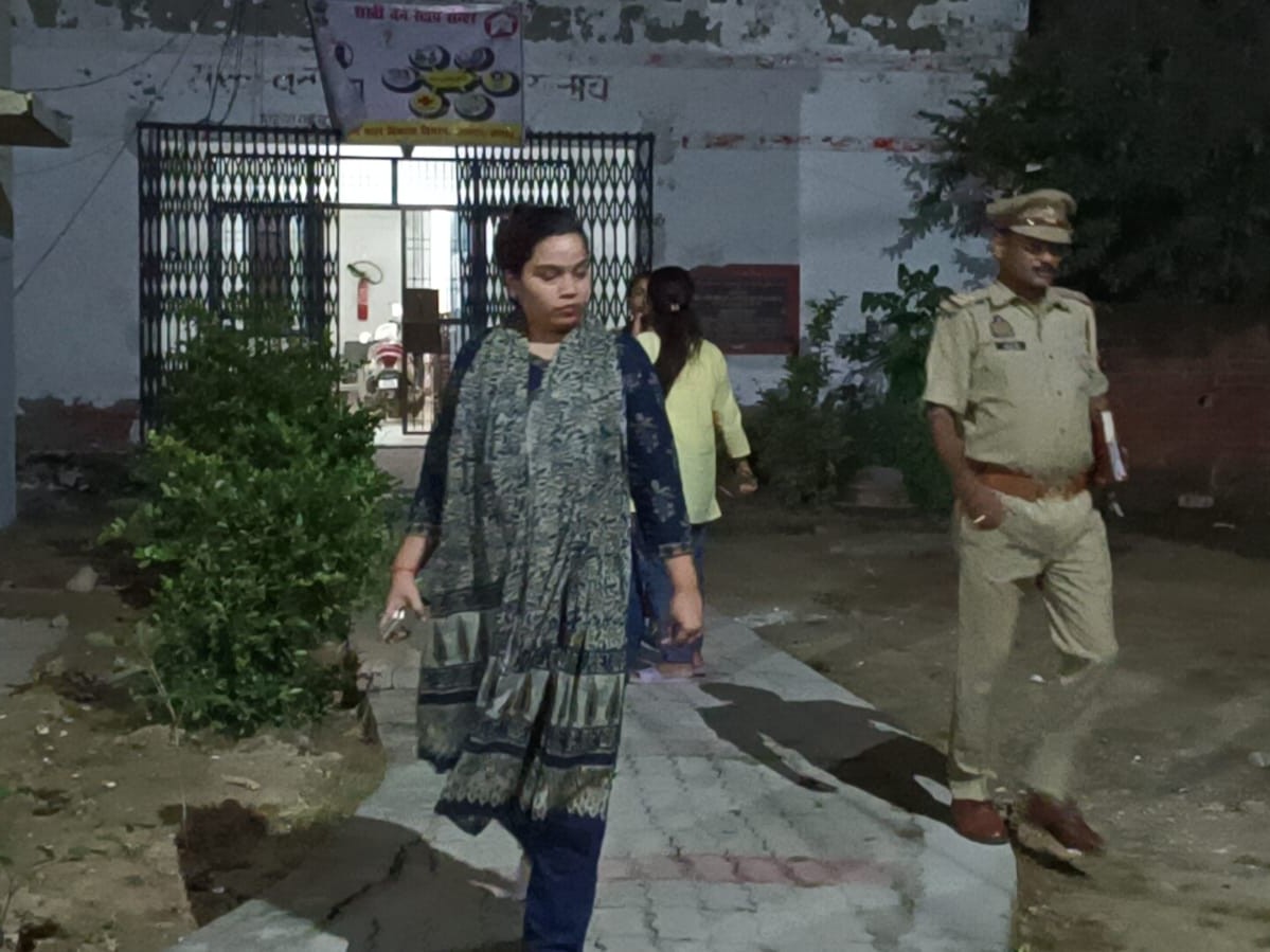 सीओ सिटी ने स्टॉप सेंटर में उपलब्ध सुविधाओं का जायजा लिया।