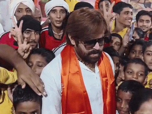 सम्मेलन में बच्चों से मिलते सिंगर मासूम शर्मा।
