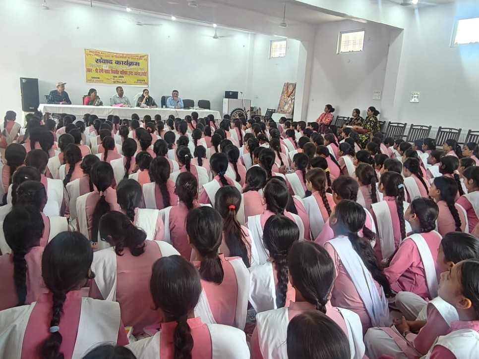 छात्राओं को उच्च शिक्षा, प्रतियोगी परीक्षाओं और अलग-अलग करियर विकल्पों की जानकारी दी।
