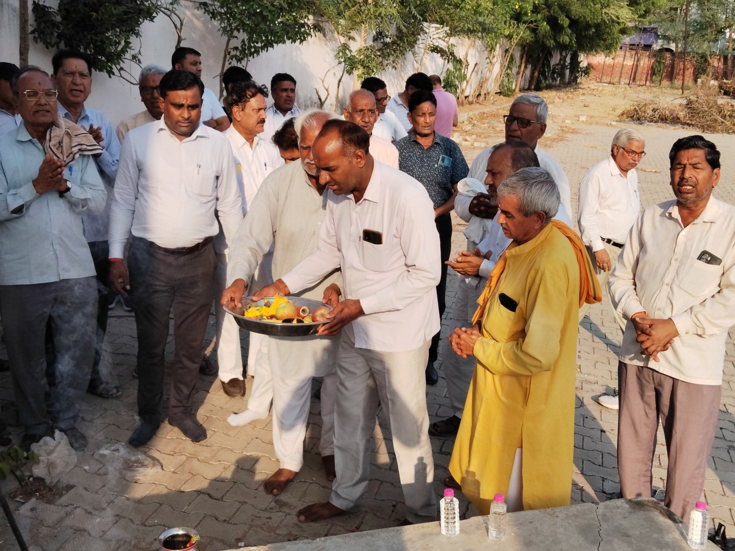 पूजा अर्चना करते समिति पदाधिकारी और गणमान्य व्यक्ति।