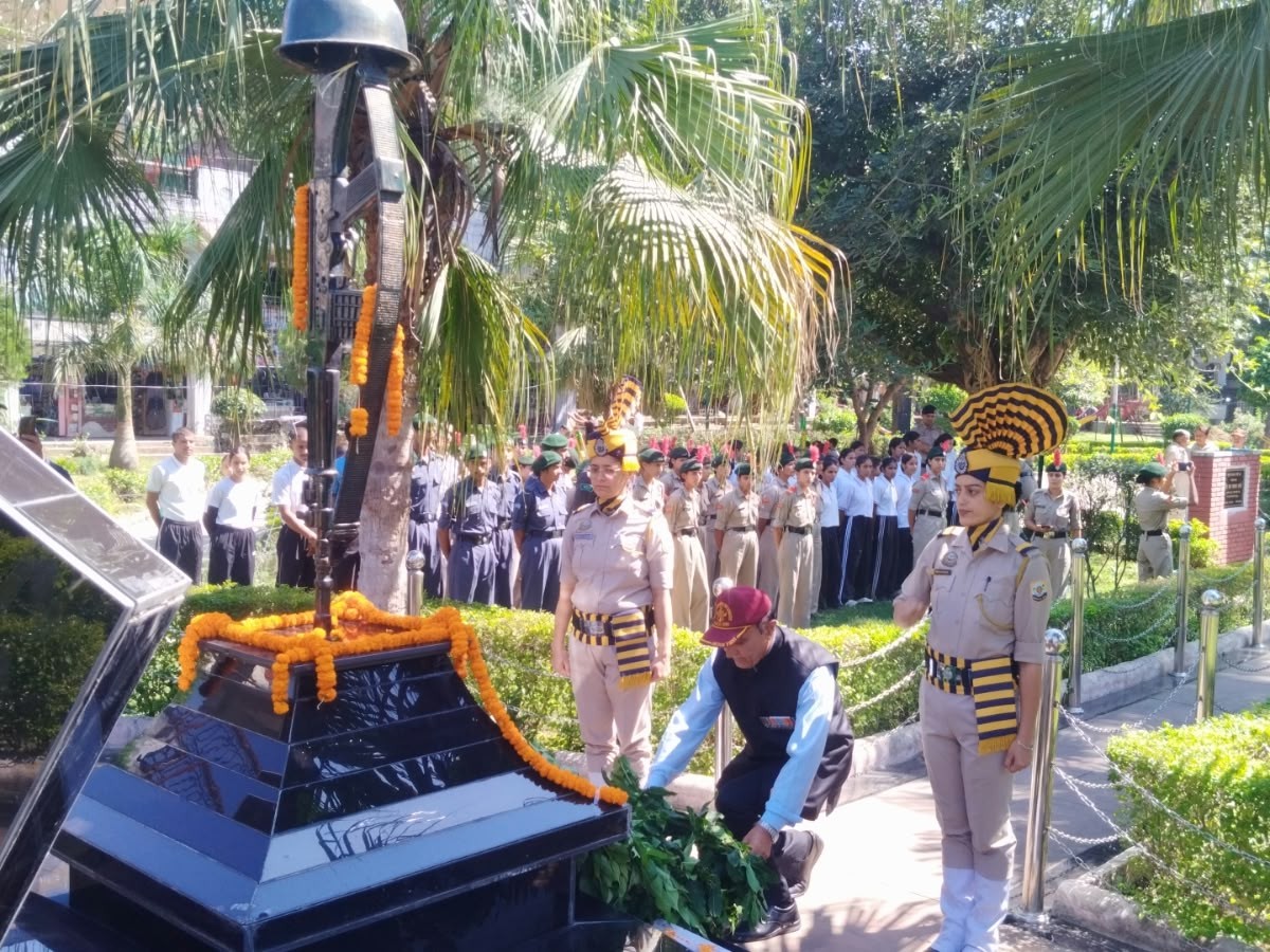 मंडी में शहीदों को श्रद्धाजंलि देते पूर्व सैनिक।