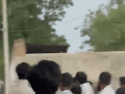 विवाद के दौरान एक युवक ने दूसरे पक्ष पर लाठी से हमला कर दिया।