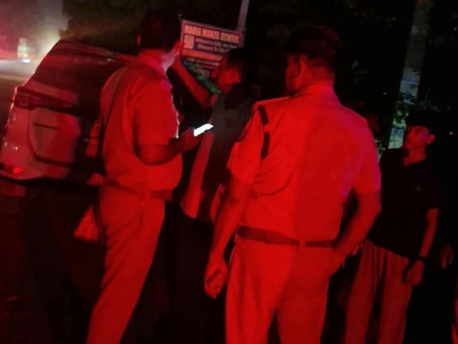 एक्सीडेंट की सूचना के बाद मौके पर पहुंची पुलिस की टीमें।