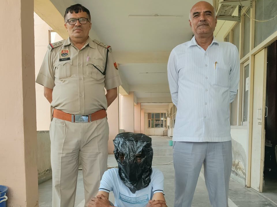 हिसार पुलिस की गिरफ्त में पकड़ा गया आरोपी।
