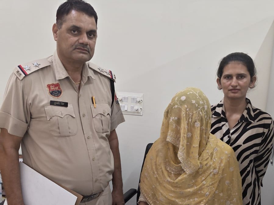 एक लाख रुपए लेते महिला गिरफ्तार, 2 लाख रुपए की मांग कर रही थी|उकलाना,Uklanamandi - Dainik Bhaskar