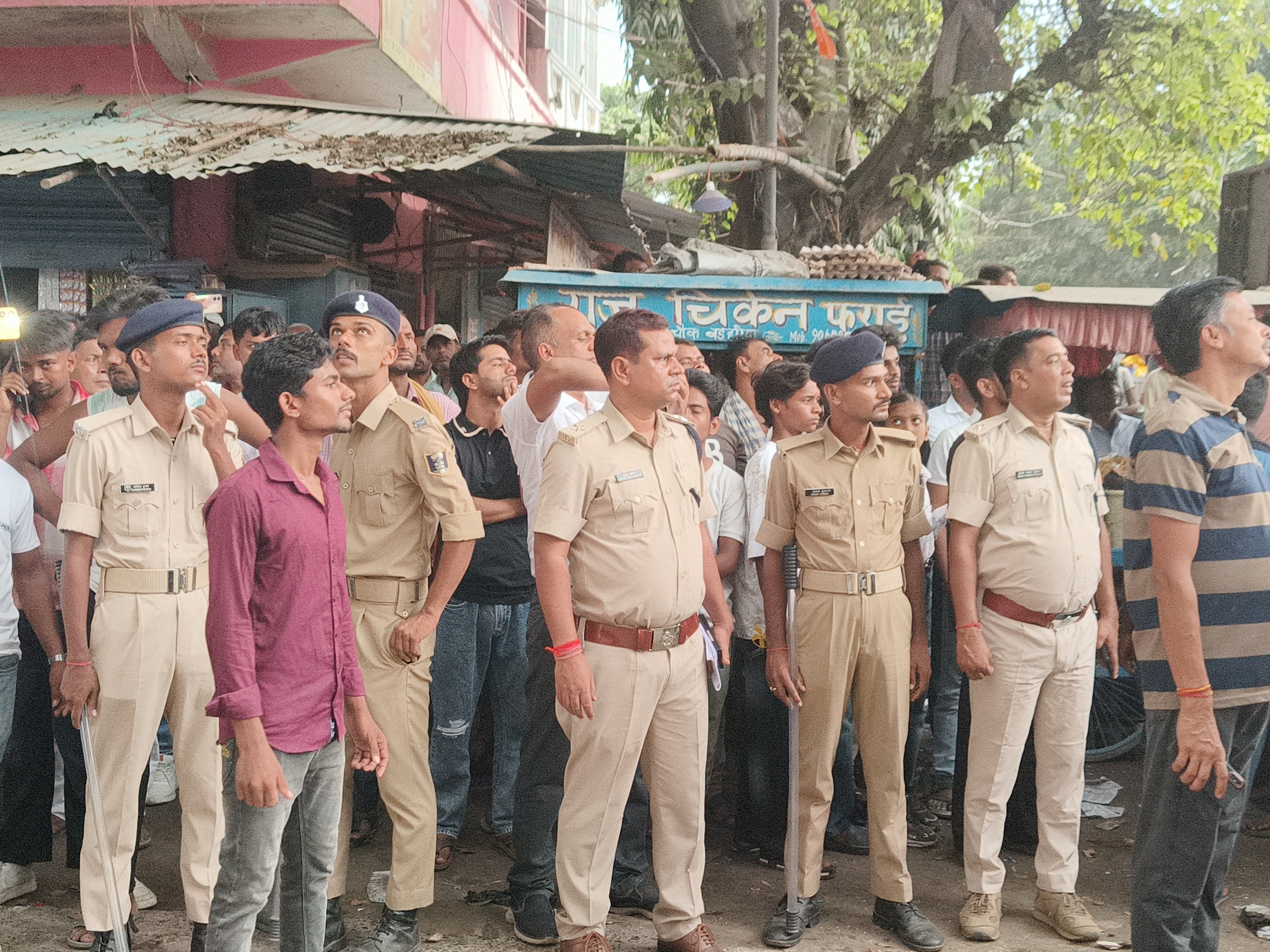 सुरक्षा के लिए प्रशासन तैनात।