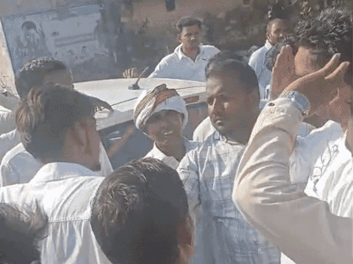 युवक की मौत के बाद परिजन थाने का घेराव करने पहुंचे थे।