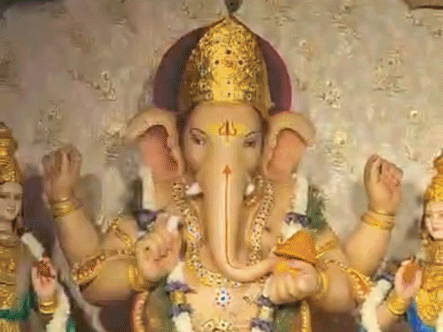 गणपति के साथ भगवान बालाजी, माता लक्ष्मी और मां पद्मावती की मूर्तियां भी स्थापित की गई हैं।