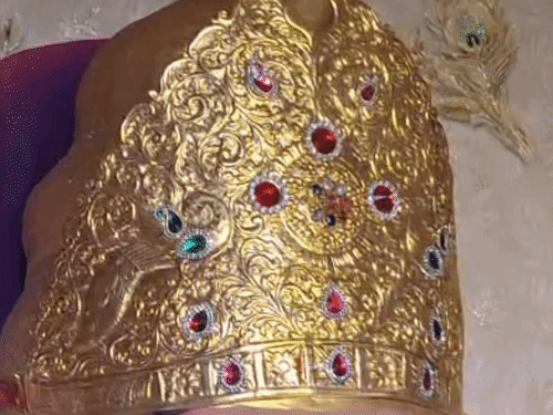 1 करोड़ रुपए से ज्यादा कीमत के सोने के मुकुट से स्वर्ण श्रृंगार किया गया है।