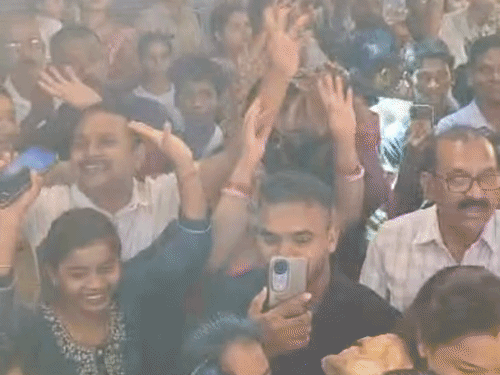 बप्पा के दर्शन के दौरान श्रद्धा-भक्ति में झूमते हुए श्रद्धालु।