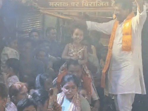 भाजपा नेता और समिति के सदस्य केदार गुप्ता भी श्रद्धालुओं के साथ थिरके।