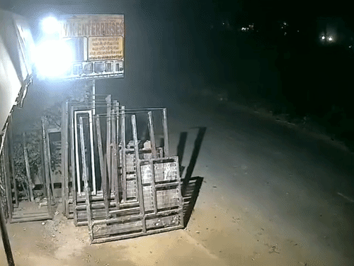 बाइक सवारों को रौंदने की घटना पास में ही लगे CCTV कैमरे में कैद हो गई। - Dainik Bhaskar